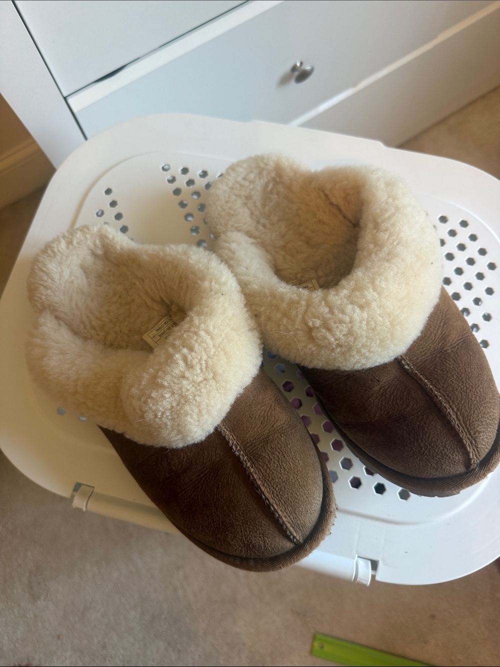 Women’s Cozy Brown Shearling-Lined Slippers